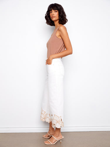 White wide-leg jeans in cropped length, adorned with floral hem details and a regular rise for style by Charlie B.