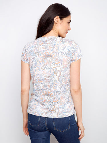T-shirt with vibrant graffiti-inspired print, designed in 100% cotton for comfort. Crew neckline by Charlie B.