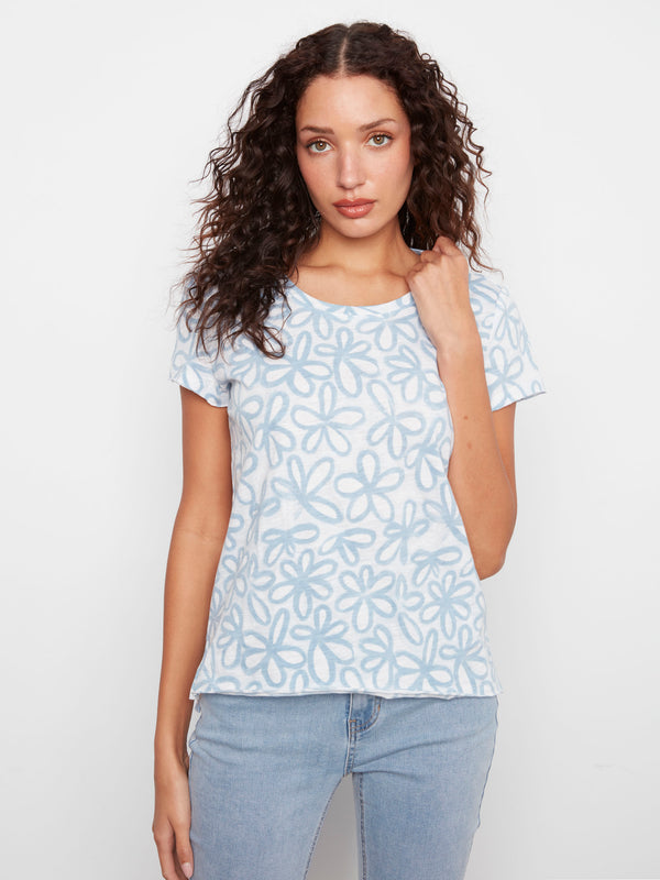 This blue floral T-shirt features a classic crew neckline, perfect for casual outings. Made from 100% cotton by Charlie B.