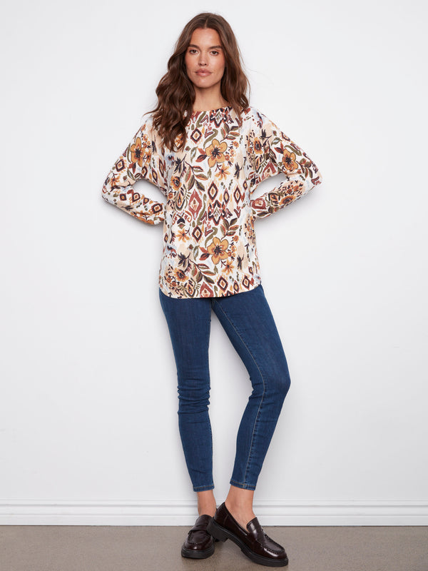 Sweater with ribbed sleeves and vibrant floral print, adding a touch of texture to your outfit by Charlie B.