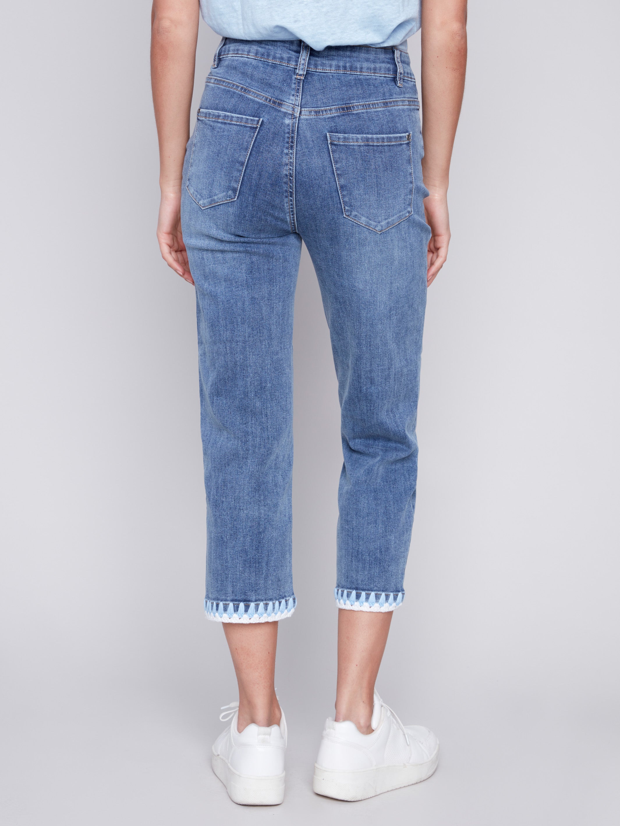 Jeans à jambe droite avec ourlet à couture brodée - Bleu moyen