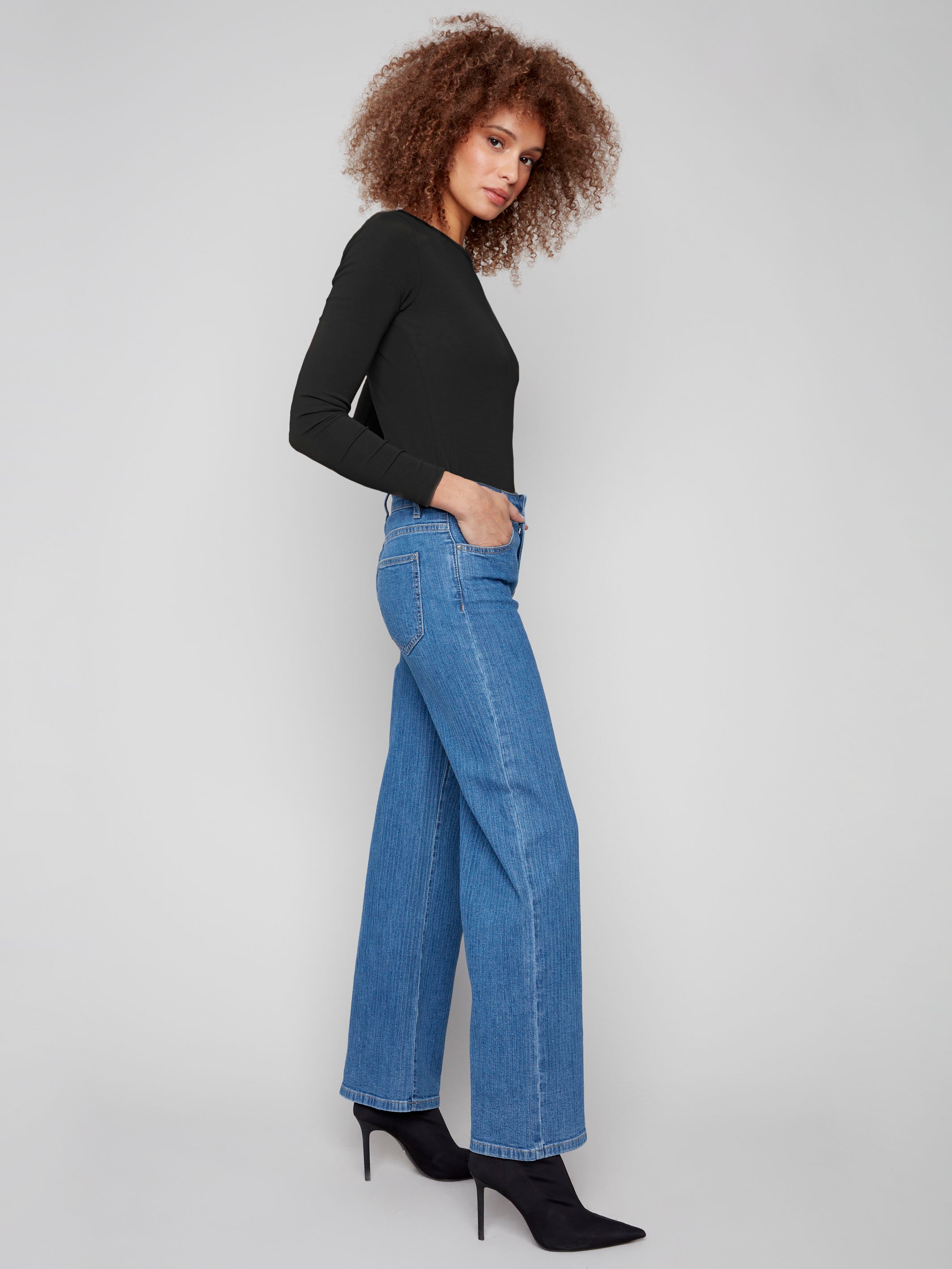 These long-length blue jeans feature a stylish five-pocket design by Charlie B.