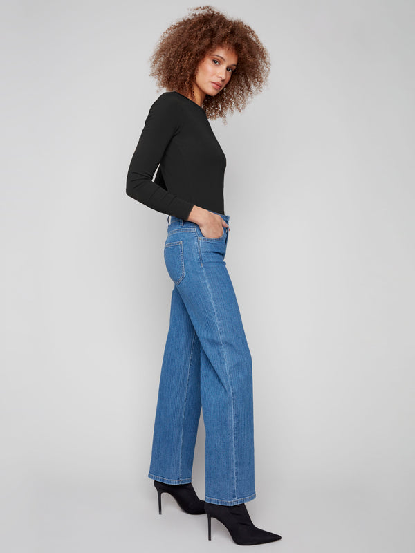 These long-length blue jeans feature a stylish five-pocket design by Charlie B.
