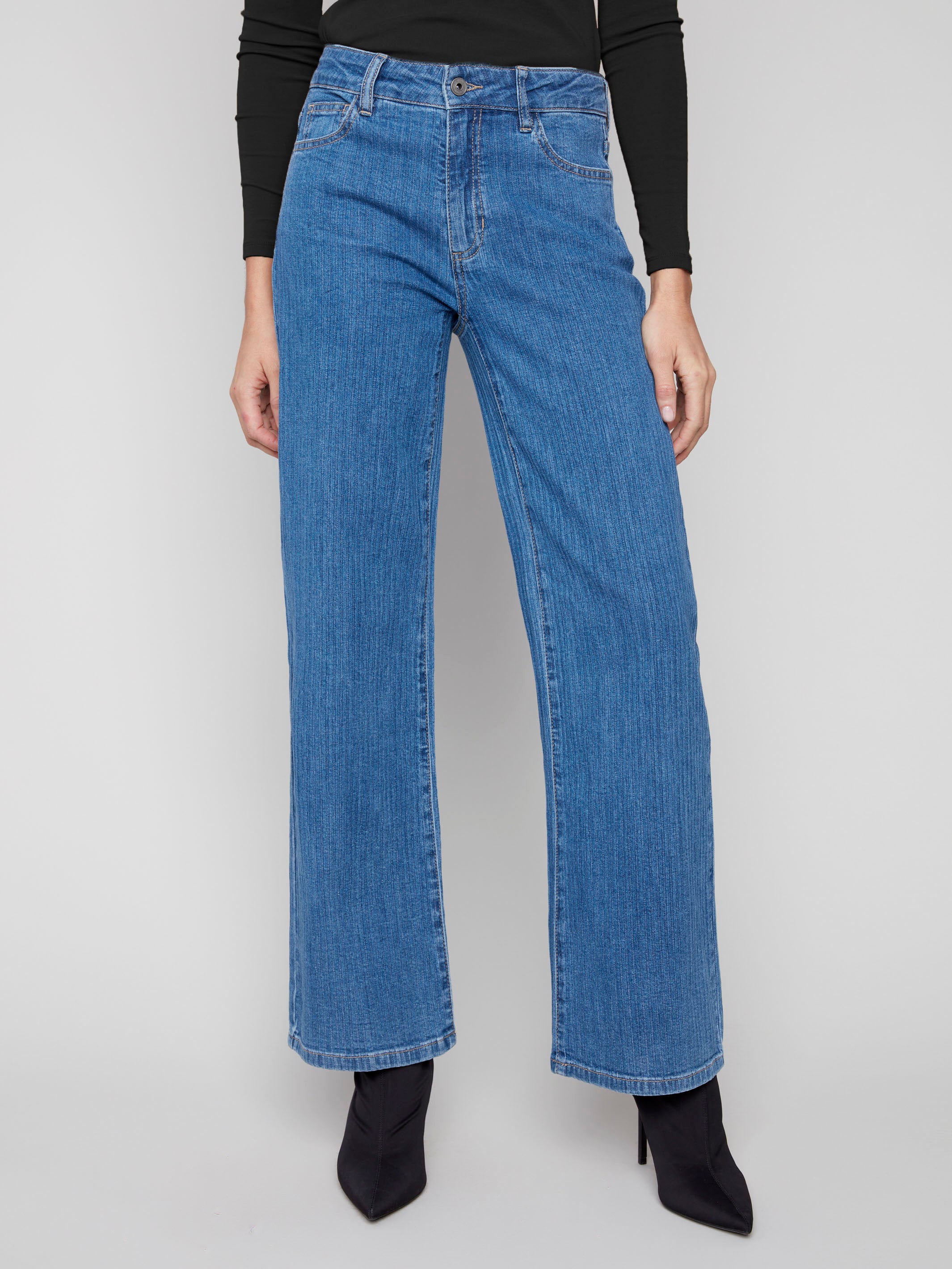 Crafted with regular rise, these blue corduroy jeans are both trendy and comfy by Charlie B.