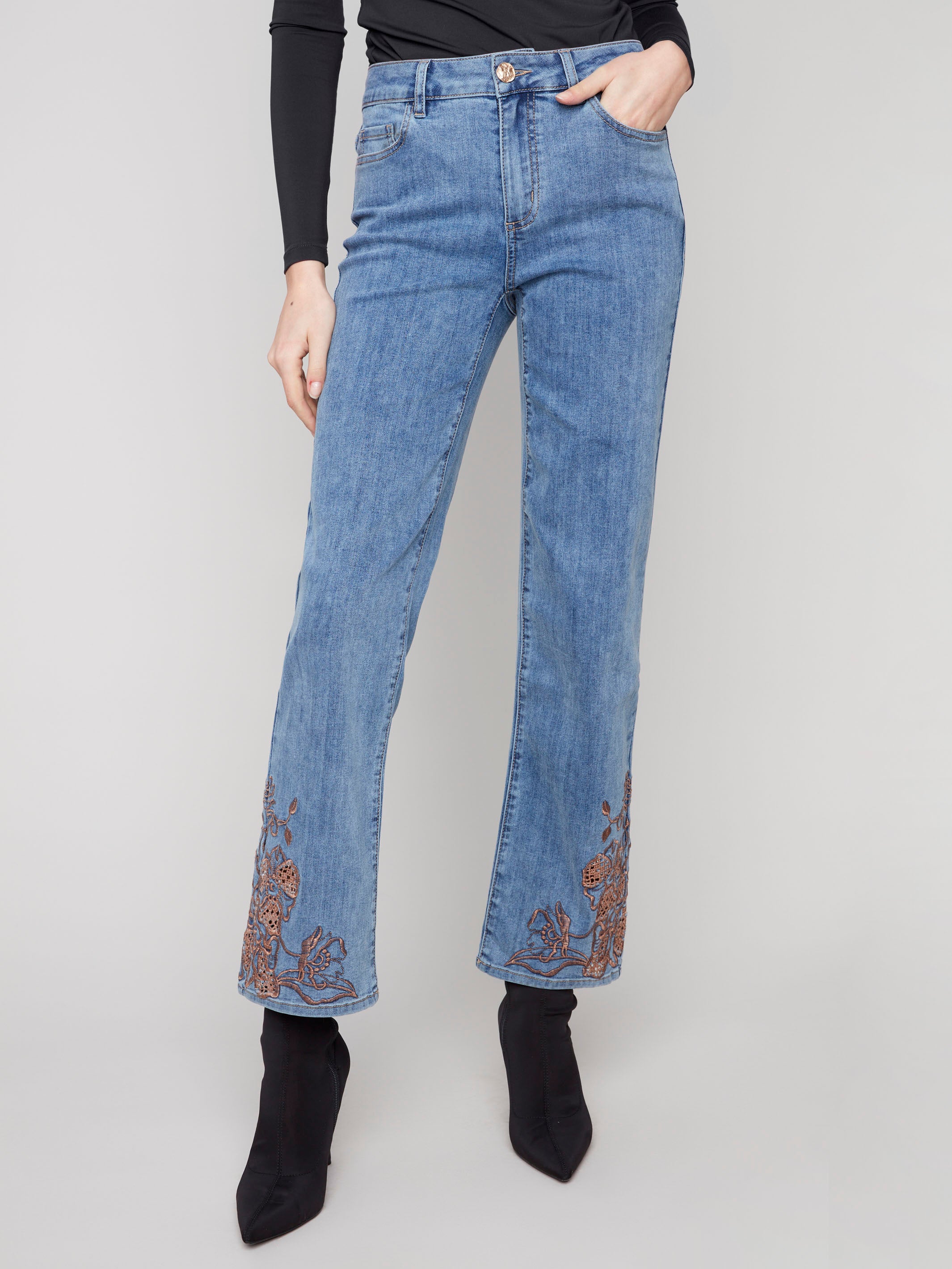Jeans in stretch denim with five-pocket design, offering comfort and functionality along with elegant lace detailing by Charlie B.