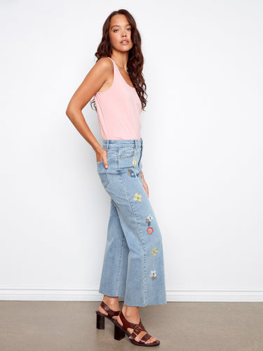 Jean à jambe large avec broderie florale - Bleu Pâle