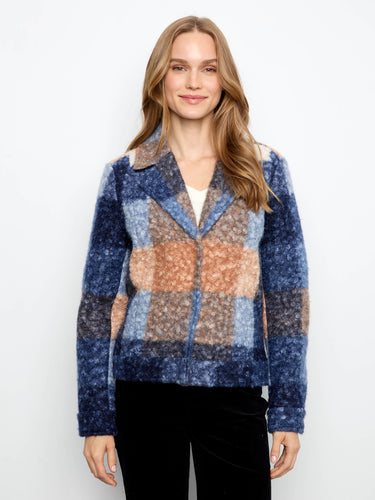 Elegant jacket with welt pockets, designed in a textured fabric with striking geometric patterns. Ideal for layering. By Charlie B.