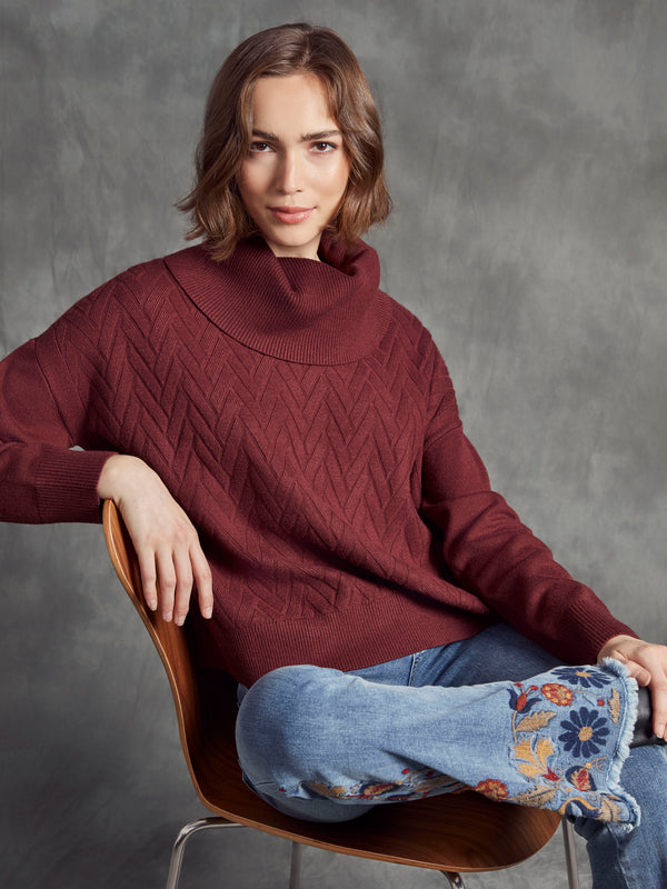 Cabernet sweater in soft fabric with ribbed cuffs, combining comfort with modern design. By Charlie B.