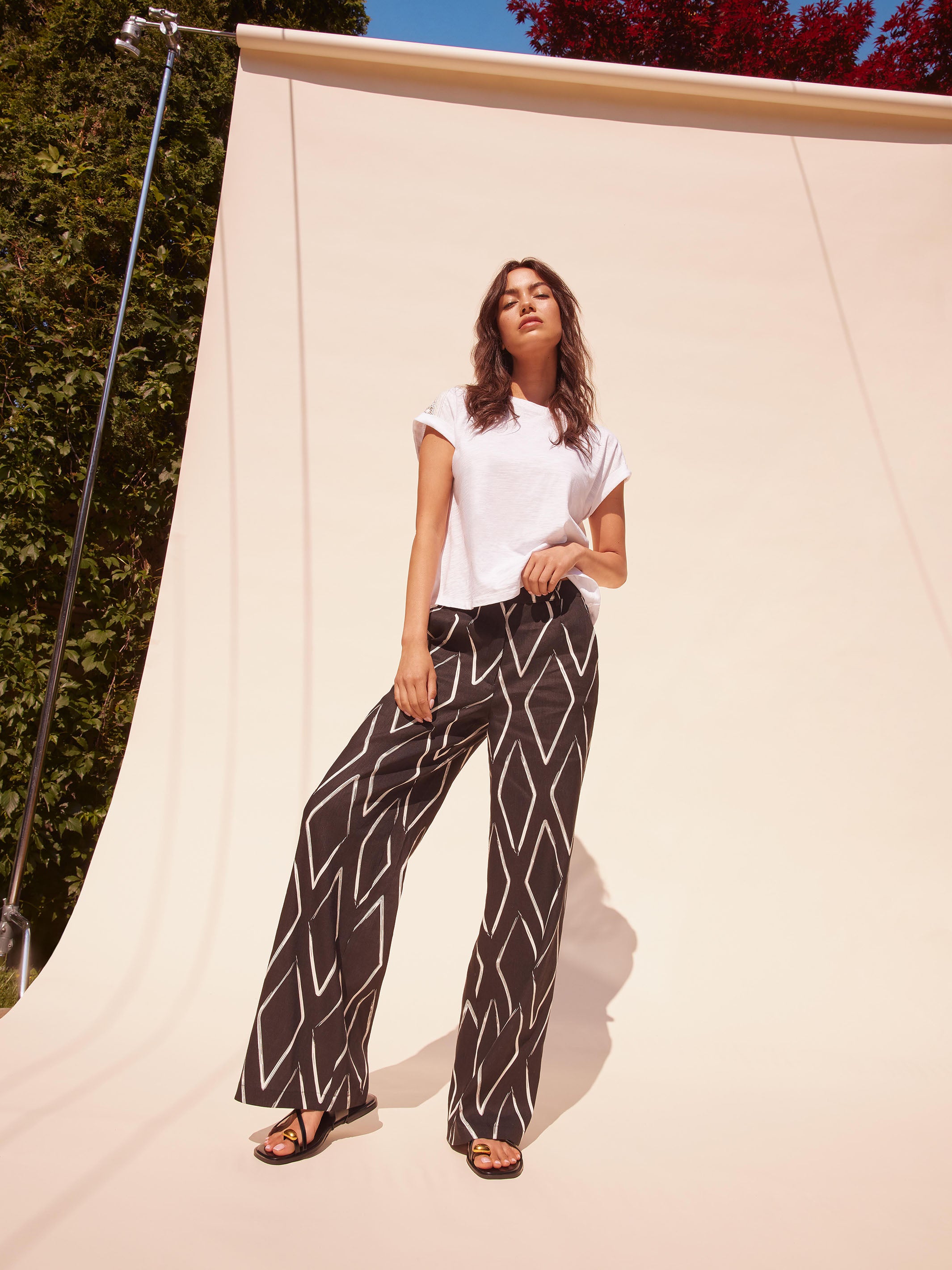 Elegant long trousers in black and white diamond pattern with pockets by Charlie B.