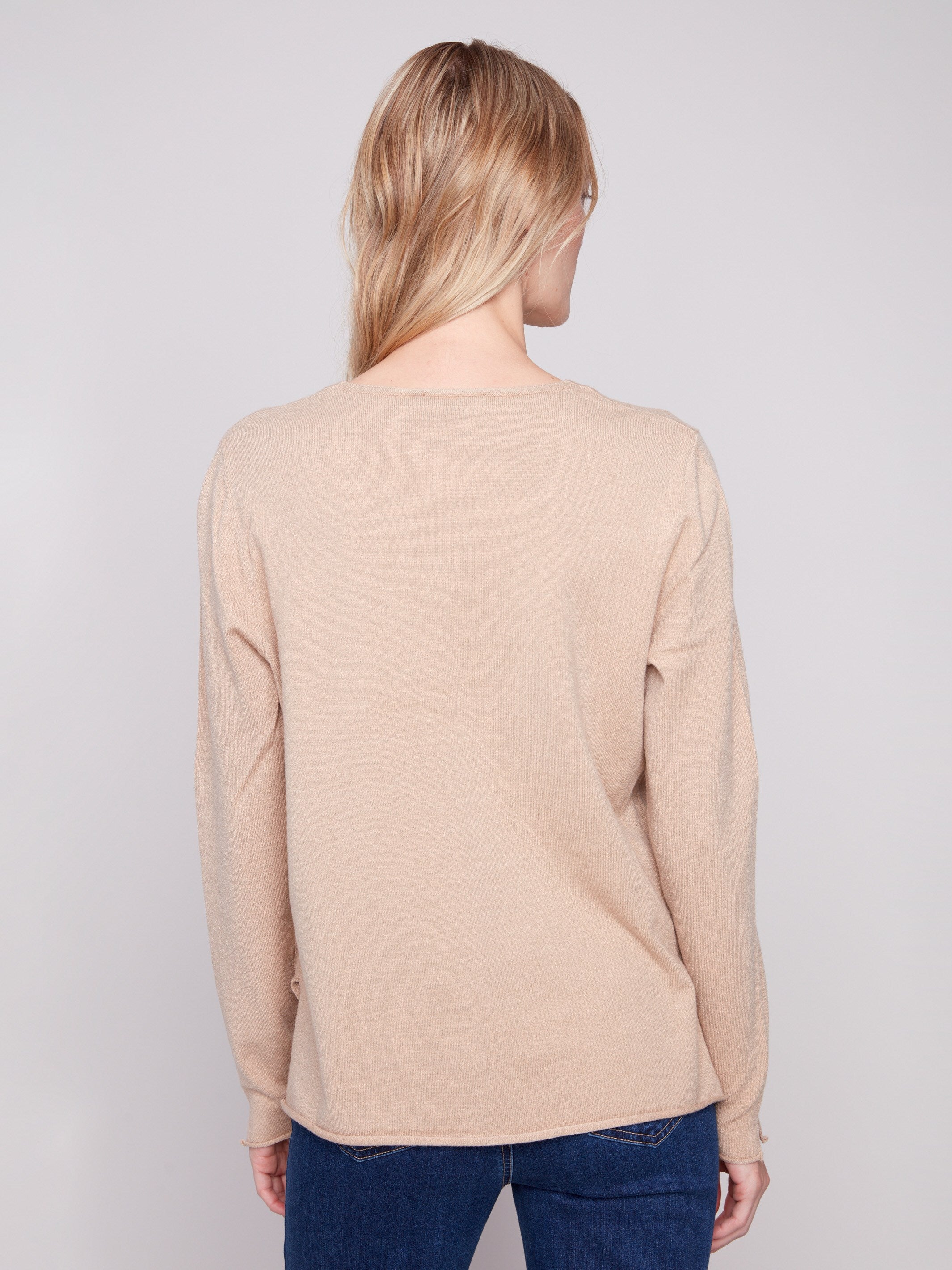 Long-sleeved sesame sweater with side slits on sleeves, combining practicality and elegance by Charlie B.