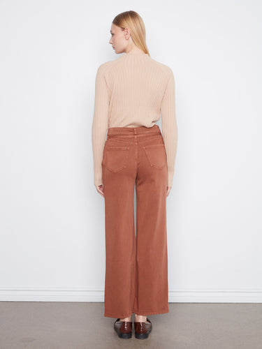 These regular rise pants come in a full length cut, ideal for pairing with various tops and shoes by Charlie B.