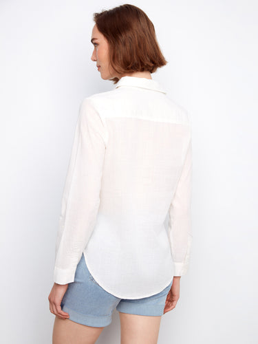 The elegant design of this white shirt is enhanced with its flexible roll-up sleeves and neat button-front closure by Charlie B.