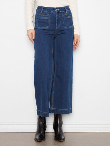 Designed with a regular rise, these jeans offer a flattering silhouette that's easy to pair with any top by Charlie B.