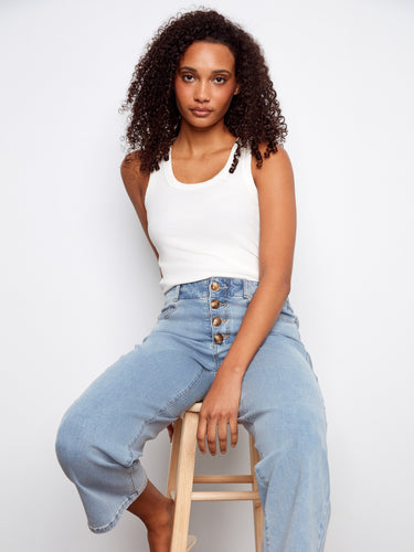 The five-pocket design of these light blue cropped jeans adds practicality to your wardrobe by Charlie B.
