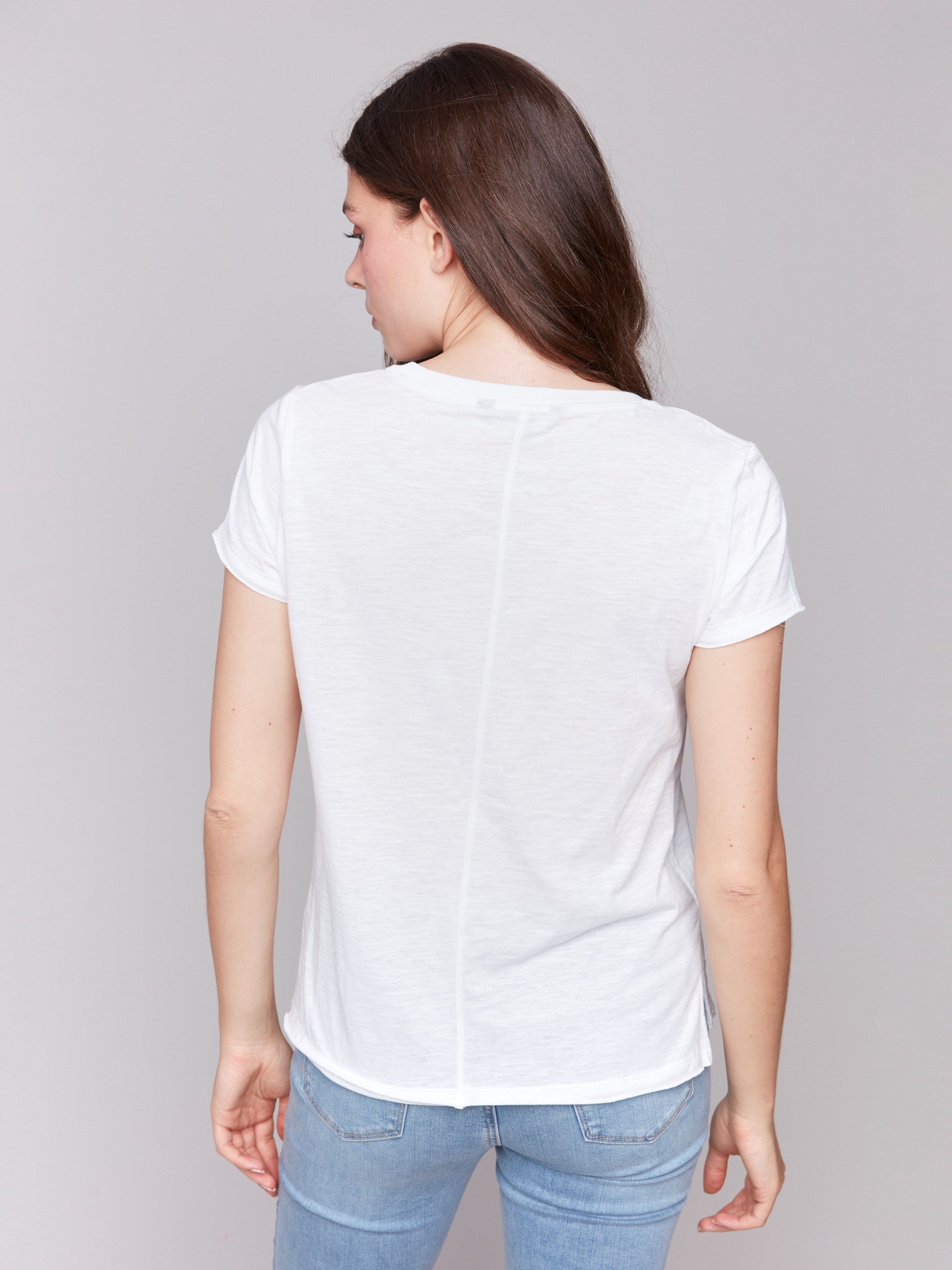 Cotton t-shirt in white with stylish side slits, by Charlie B.
