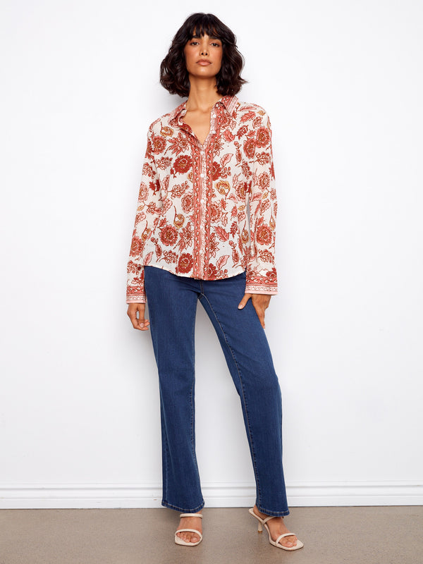 Blouse with floral print in lightweight cotton, highlighted by a tailored shirt collar and long sleeves by Charlie B.