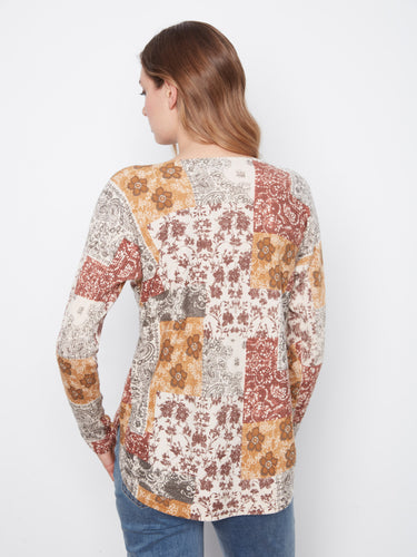 Casual top with practical side pockets, combining style and functionality effortlessly. By Charlie B.