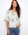 Floral blouse with a classic shirt collar, perfect for a casual day out. The Hawaiian print adds a touch of tropical flair by Charlie B.