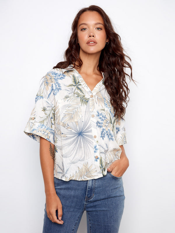 Floral blouse with a classic shirt collar, perfect for a casual day out. The Hawaiian print adds a touch of tropical flair by Charlie B.