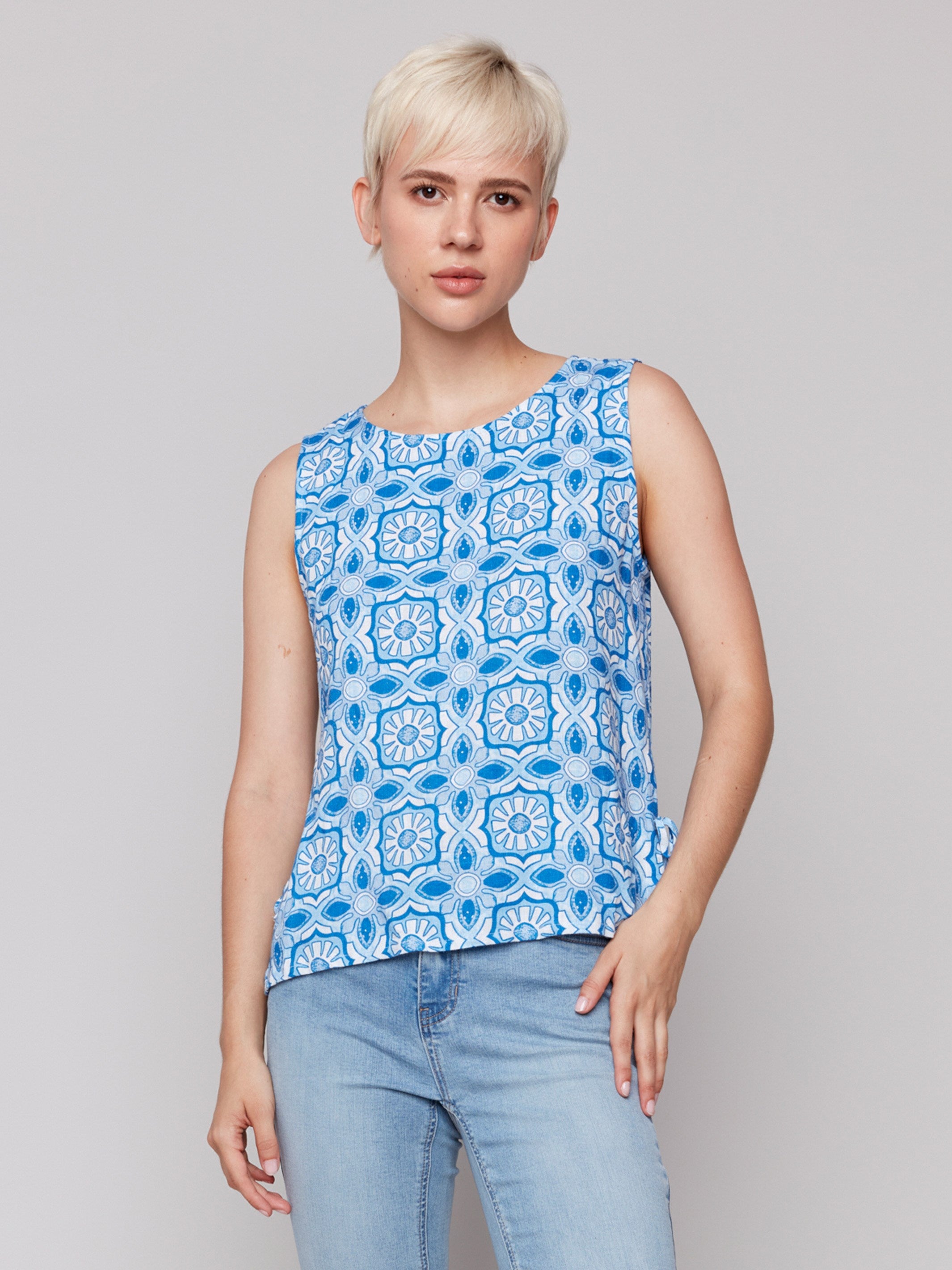 Top with a crew neckline and a stylish geometric print by Charlie B.