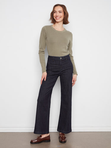 Crafted in regular rise fit, these stretch denim jeans ensure comfort and style for everyday wear. A classic piece by Charlie B.