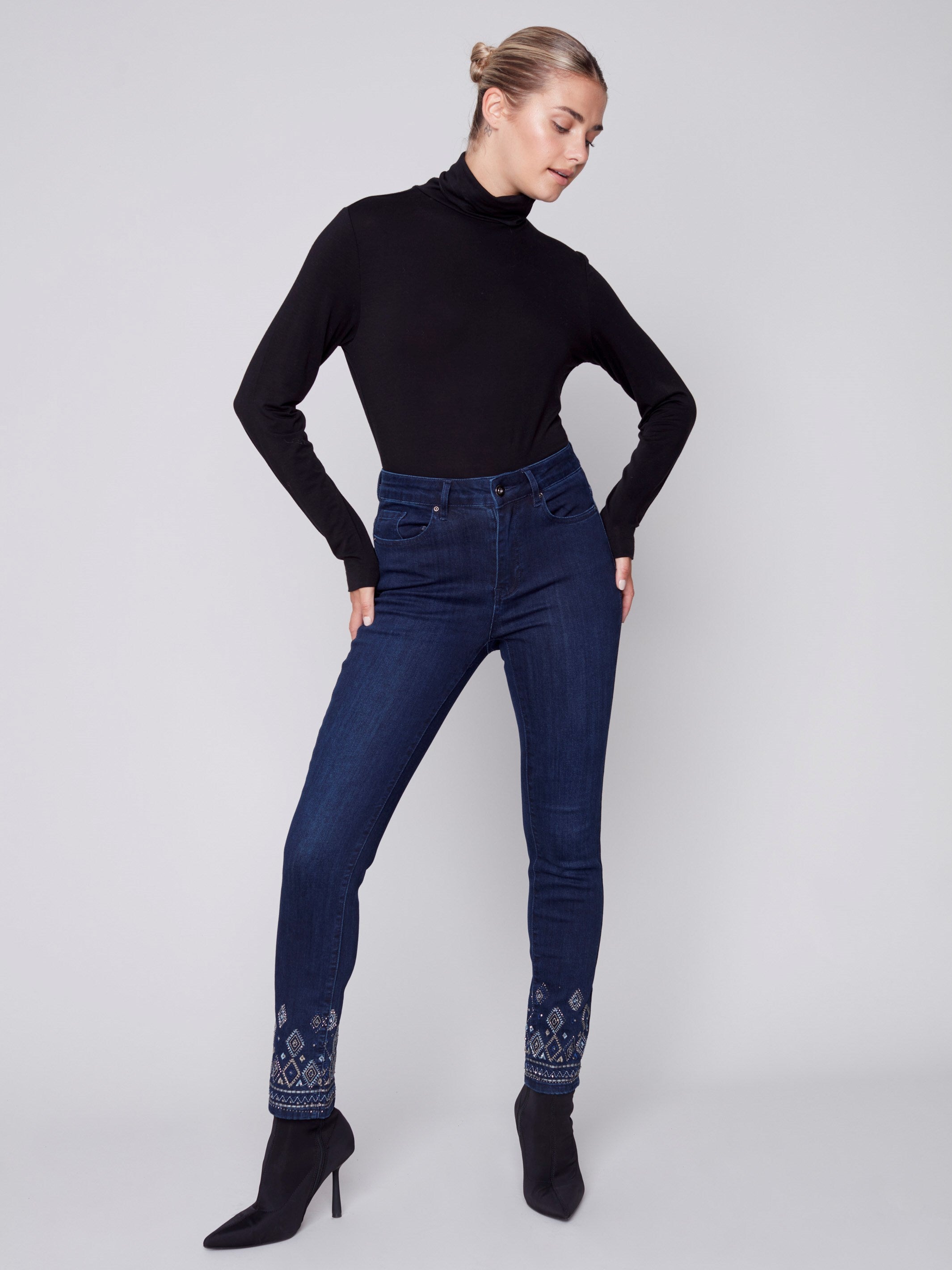 Jeans à jambe étroite avec broderie géométrique - Bleu noir